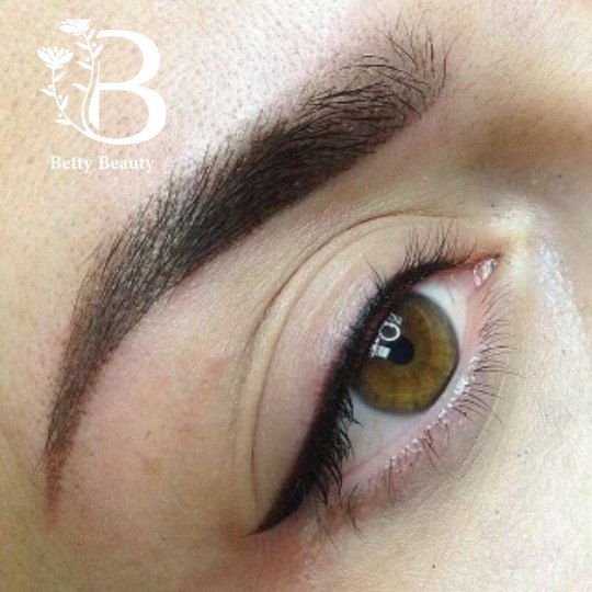 Hair-stroke brows by Betty Beauty PMU